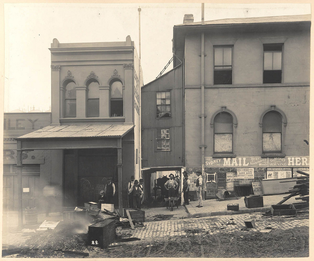 Người dân trên phố Sussex đốt các đồ nội thất cũ, nơi có thể chứa mầm bệnh từ chuột.