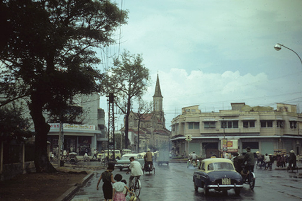 Nhà thờ Huyện Sỹ nhìn từ giao lộ Võ Tánh (Nguyễn Trãi) - Cống Quỳnh, 1967. Ảnh: Garth H. Holmes Collection.