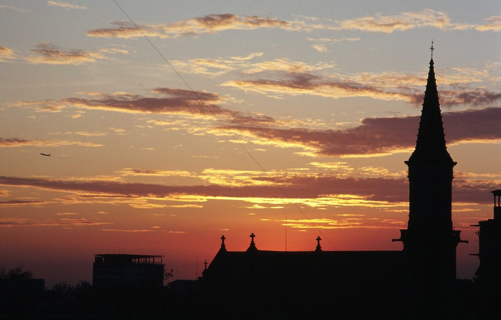Hoàng hôn buông xuống nhà thờ Huyện Sỹ, 1969. Ảnh: Brian Wickham.
