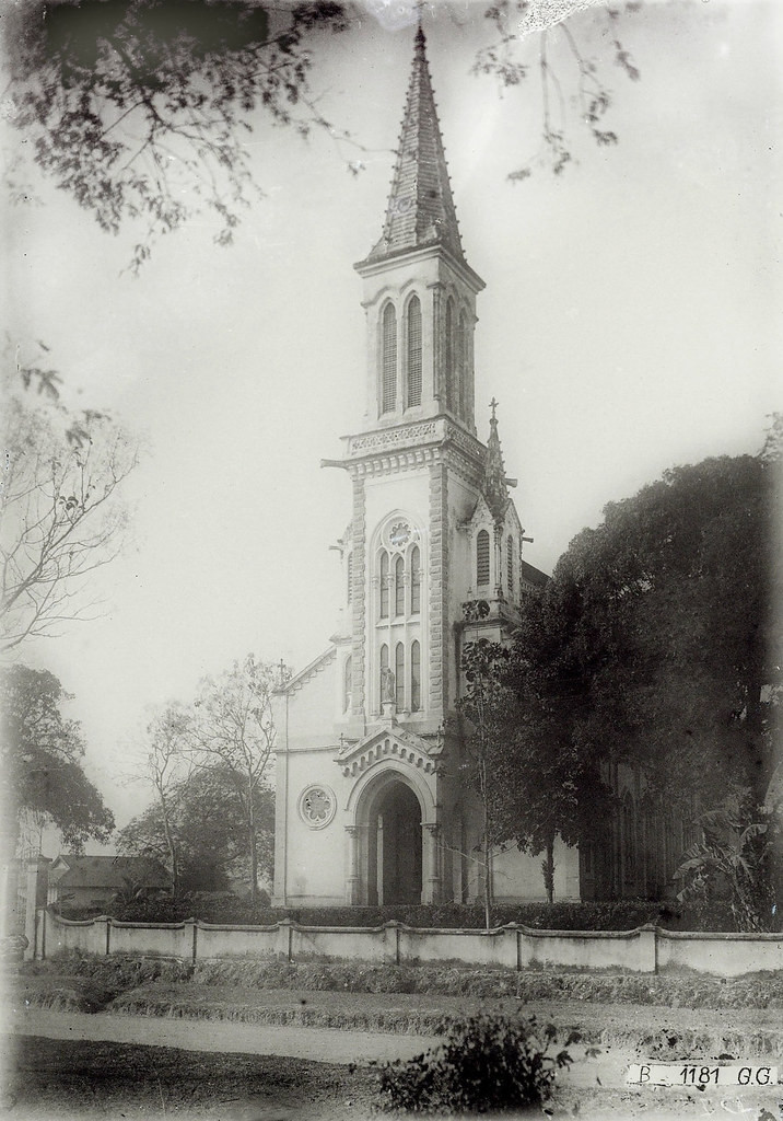 Mặt trước nhà thờ Huyện Sỹ, thập niên 1920. Công trình mang phong cách kiến trúc Gothic, được khởi công xây dựng năm 1902 theo thiết kế của linh mục Bouttier, đến năm 1905 thì được khánh thành.