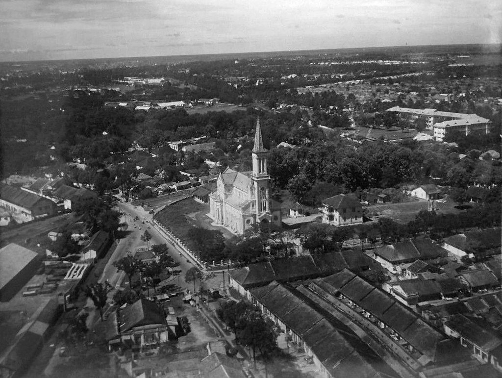 Khu vực nhà thờ Huyện Sỹ ở Sài Gòn thời thuộc địa nhìn từ trên cao. Nhà thờ do ông bà Lê Phát Ðạt, tức Huyện Sỹ, người giàu nhất Sài Gòn xưa, hiến đất và tặng 1/7 gia tài để xây dựng. Chi phí xây dựng tính theo thời giá lúc bấy giờ là khoảng trên 30 muôn (mười ngàn) đồng bạc Đông Dương.