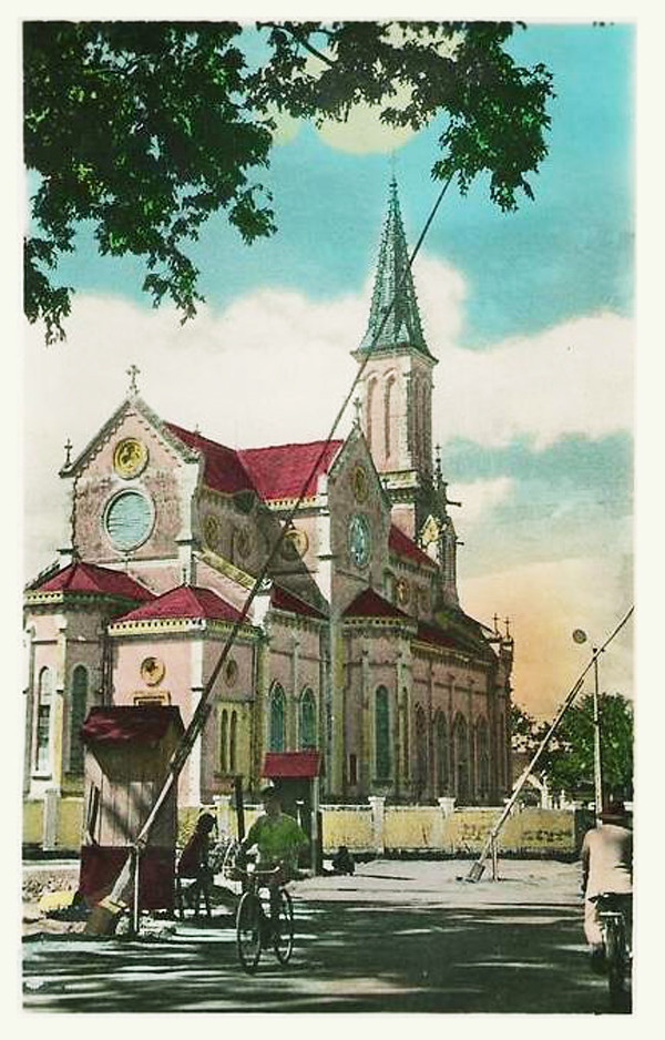 Nhà thờ Huyện Sỹ trên một bưu thiếp tô màu xưa.