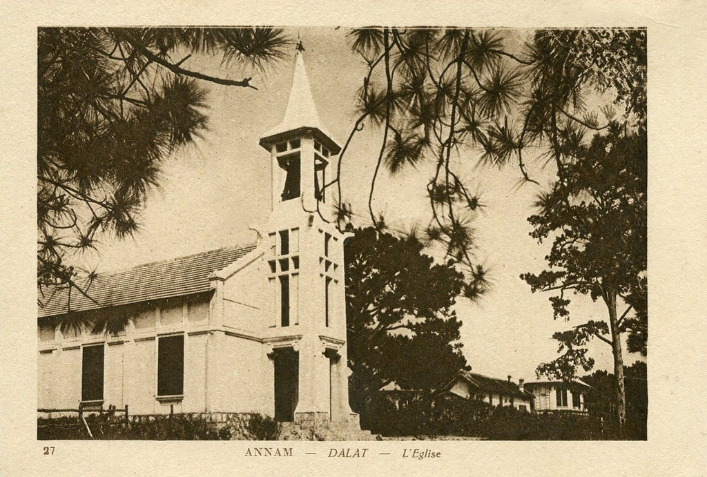 Nhà thờ Chính tòa Đà Lạt cũ, được xây từ năm 1922, khánh thành năm 1923 để thay cho nhà thờ đầu tiên có từ năm 1920. Vị trí nhà thờ nằm ở khuôn viên trường THCS Quang Trung, phía sau nhà thờ Con Gà Đà Lạt hiện tại