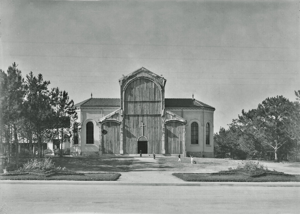 Nhà thờ Chính tòa mới (nhà thờ Con Gà ngày nay) thời điểm mới xây xong phần Cung thánh, chưa có phần thân và tháp chuông. Nhà thờ này được xây từ năm 1931-1942, là lần xây lại thứ hai của nhà thờ Chính tòa Đà Lạt.