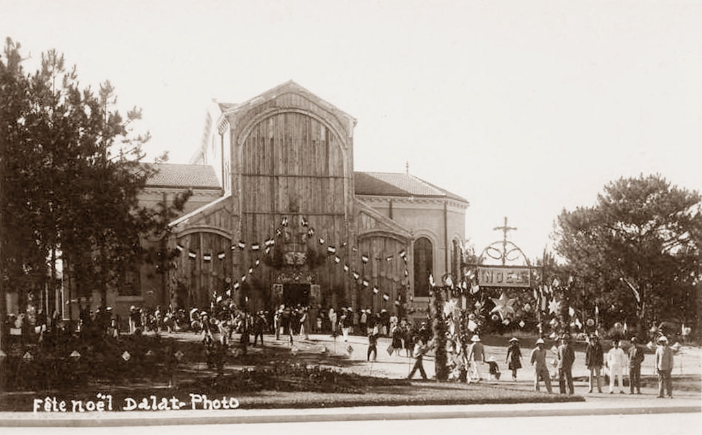 Lễ Giáng sinh tại nhà thờ Con Gà khi công trình chưa xây xong.