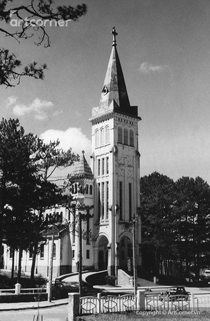 Nhà thờ Con Gà năm 1955. Tên gọi Con Gà bắt nguồn từ hình tượng con gà bằng kim loại - biểu tượng của nước Pháp - gắn trên đỉnh tháp chuông nhà thờ.