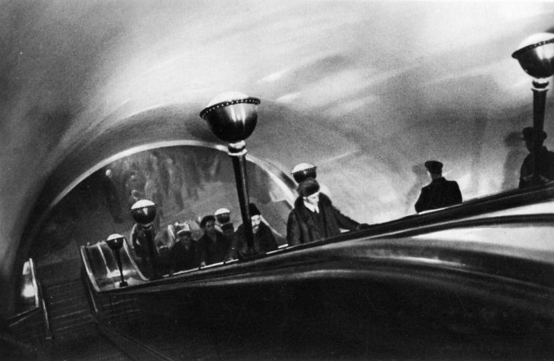 Hành khách di chuyển trên thang máy ở ga Okhotny.