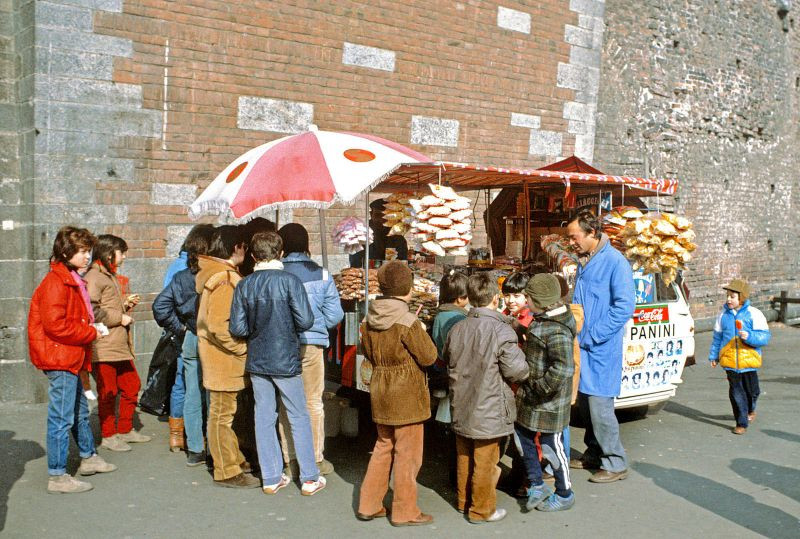 Xe bán đồ ăn vặt ở lâu đài Sforza, một di tích lịch sử có từ thế kỷ 15 của thành phố Milan, 1983.