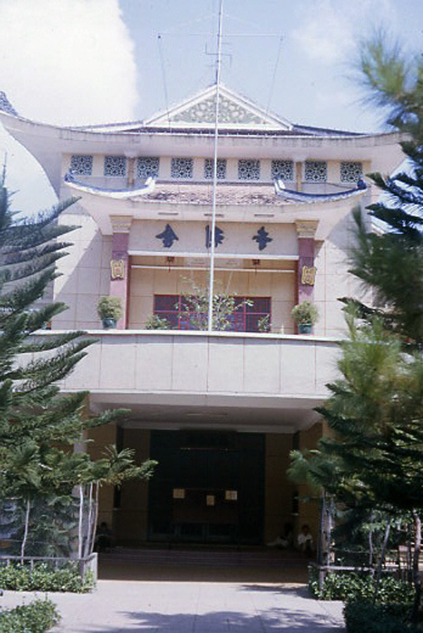 Mặt trước chính điện chùa Xá Lợi nhìn từ sân chùa, 1965. Chùa Xá Lợi là ngôi chùa đầu tiên của Sài Gòn được xây dựng theo lối kiến trúc mới, trên là bái đường, phía dưới là giảng đường. Sau này, chùa Vĩnh Nghiêm cũng được xây theo lối này. Ảnh: Phil McGibney.