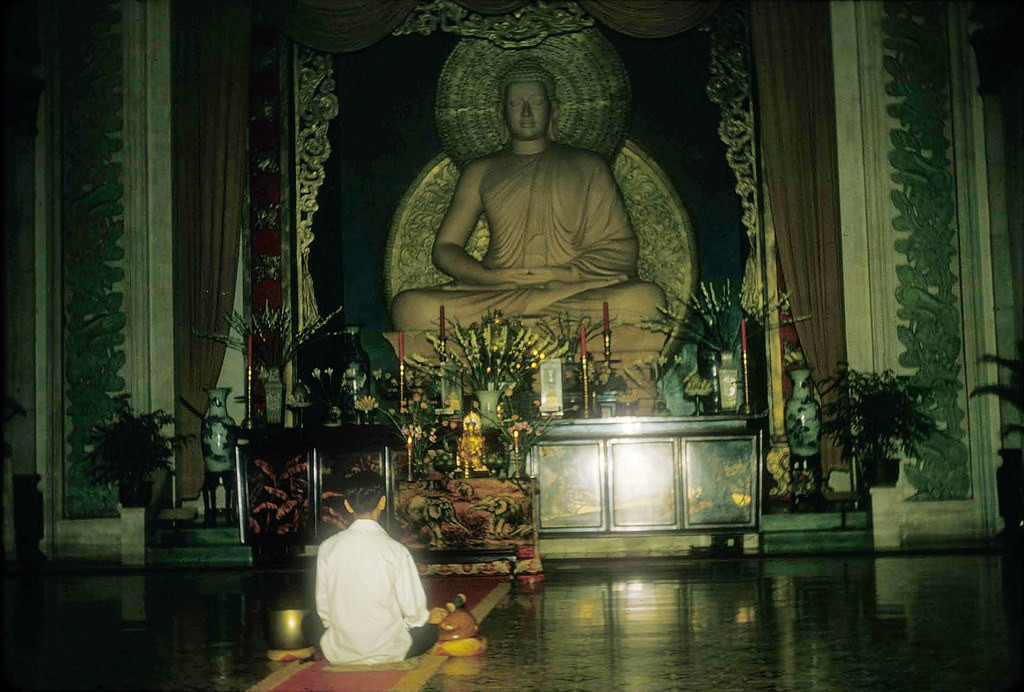 Bên trong chính điện, 1966. Chính điện chùa Xá Lợi chỉ đặt một tượng Phật Thích Ca Mâu Ni lớn, chứ không thờ nhiều Phật như các chùa xưa. Ảnh: Douglas Ross.