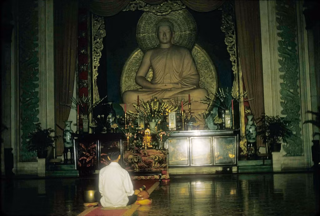 Bên trong chính điện, 1966. Chính điện chùa Xá Lợi chỉ đặt một tượng Phật Thích Ca Mâu Ni lớn, chứ không thờ nhiều Phật như các chùa xưa. Ảnh: Douglas Ross.