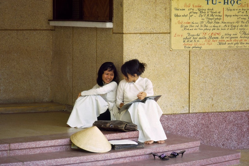 Nữ sinh trường Gia Long trong chùa Xá Lợi.