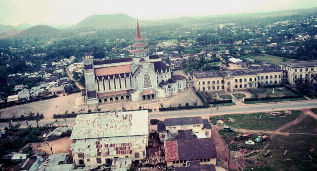 Góc nhìn ngang, chụp từ máy bay, cuối thập niên 1960.