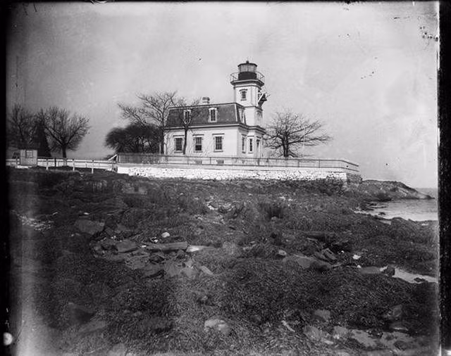 Sở Y tế thành phố New York khi đó đã bắt giữ hàng trăm người nhập cư, cách ly họ trên các cơ sở ở đảo North Brother ở sông Đông.