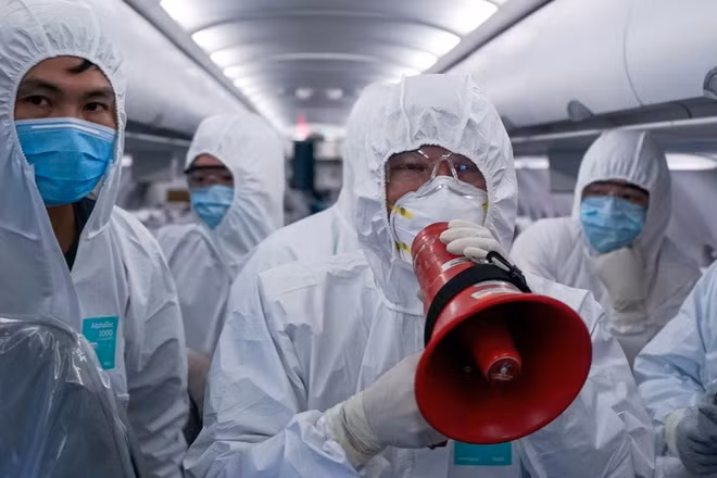 Nguoi di chuyen bay QR970 tu Doha ve TP.HCM can den benh vien gap