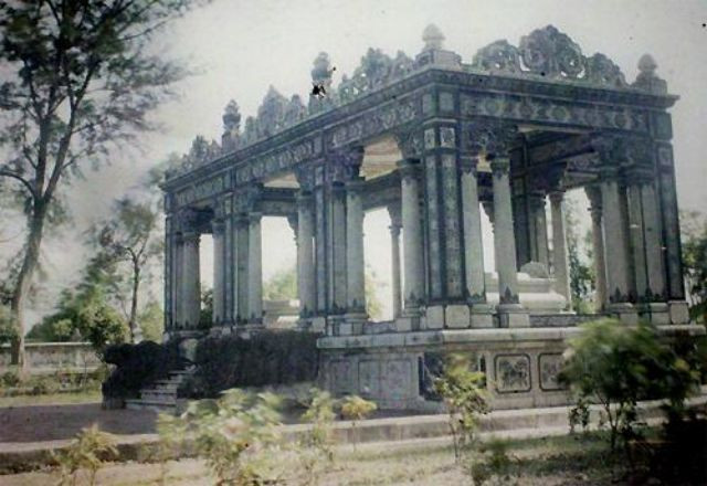 Khu lăng đá của quan kinh lược sứ Hoàng Cao Khải ở ấp Thái Hà, Hà Nội.