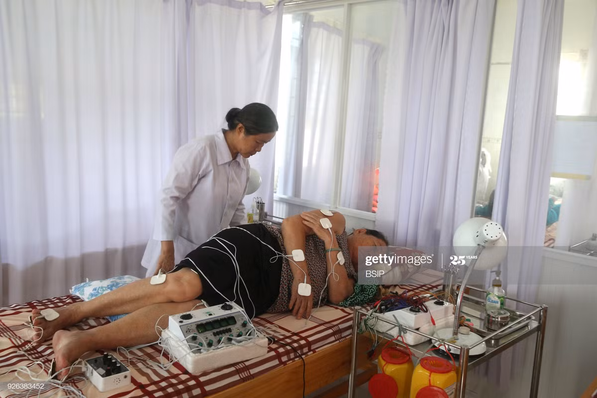 Một bệnh nhân được trị liệu bằng phương pháp châm cứu trong một phòng khám y học cổ truyền ở Củ Chi, TP HCM, 2017. Bên cạnh kiến thức y khoa hiện đại, những liệu pháp truyền thống vẫn có vai trò quan trọng trong nền y khoa Việt Nam.