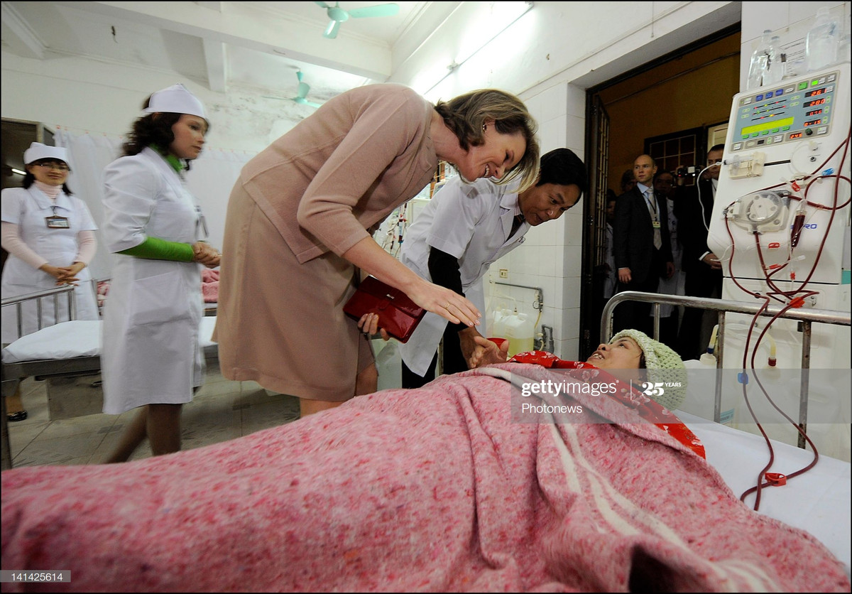 Công chúa Mathilde của Bỉ trò chuyện với bệnh nhân và nhân viên y tế trong chuyến thăm Family Medical Practice Việt Nam - cơ sở y tế quốc tế 100% vốn nước ngoài đầu tiên tại Việt Nam - ở Hà Nội ngày 12/3/2012. Mời quý độc giả xem video: Việt Nam sản xuất bộ sinh phẩm xét nghiệm Covid-19.