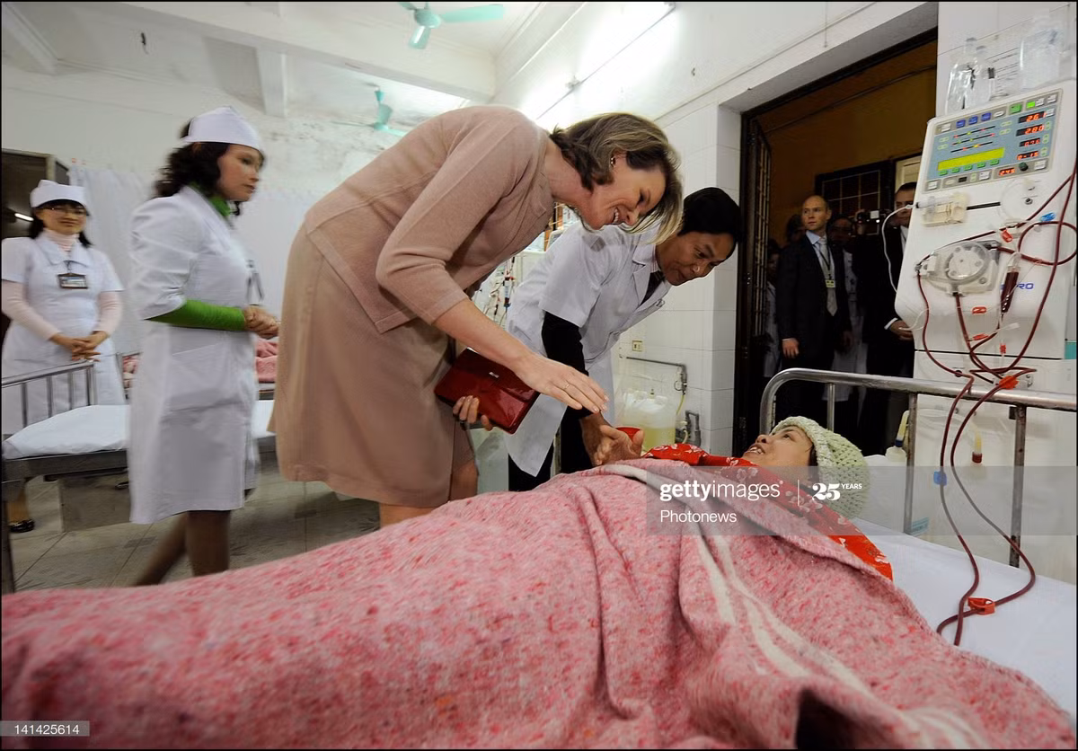 Công chúa Mathilde của Bỉ trò chuyện với bệnh nhân và nhân viên y tế trong chuyến thăm Family Medical Practice Việt Nam - cơ sở y tế quốc tế 100% vốn nước ngoài đầu tiên tại Việt Nam - ở Hà Nội ngày 12/3/2012. Mời quý độc giả xem video: Việt Nam sản xuất bộ sinh phẩm xét nghiệm Covid-19.