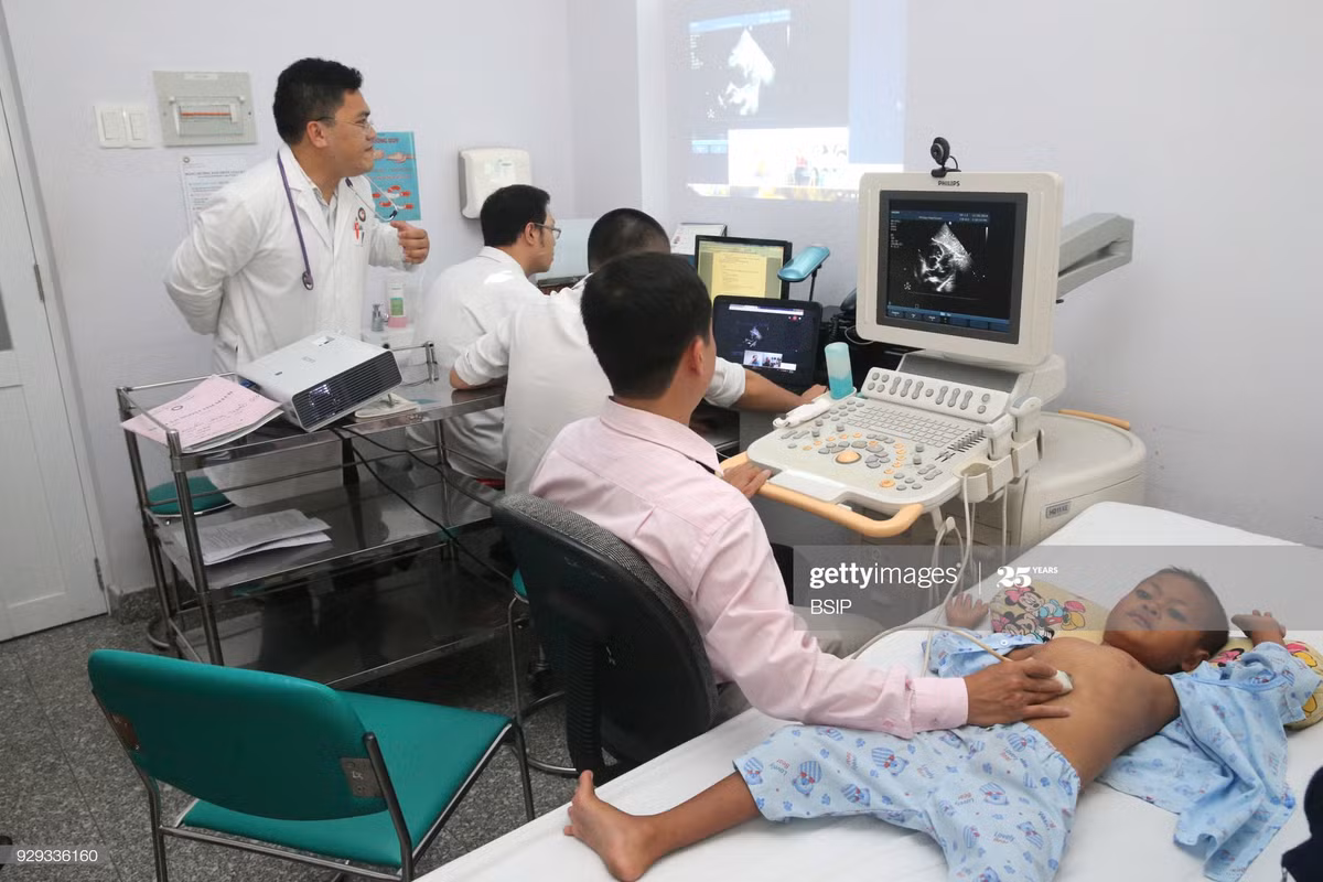 Các bác sĩ tiến hành siêu âm tim cho một bệnh nhi tại Bệnh viện Tim Tâm Đức, một bệnh viện ngoài công lập ở TP HCM, 2017.