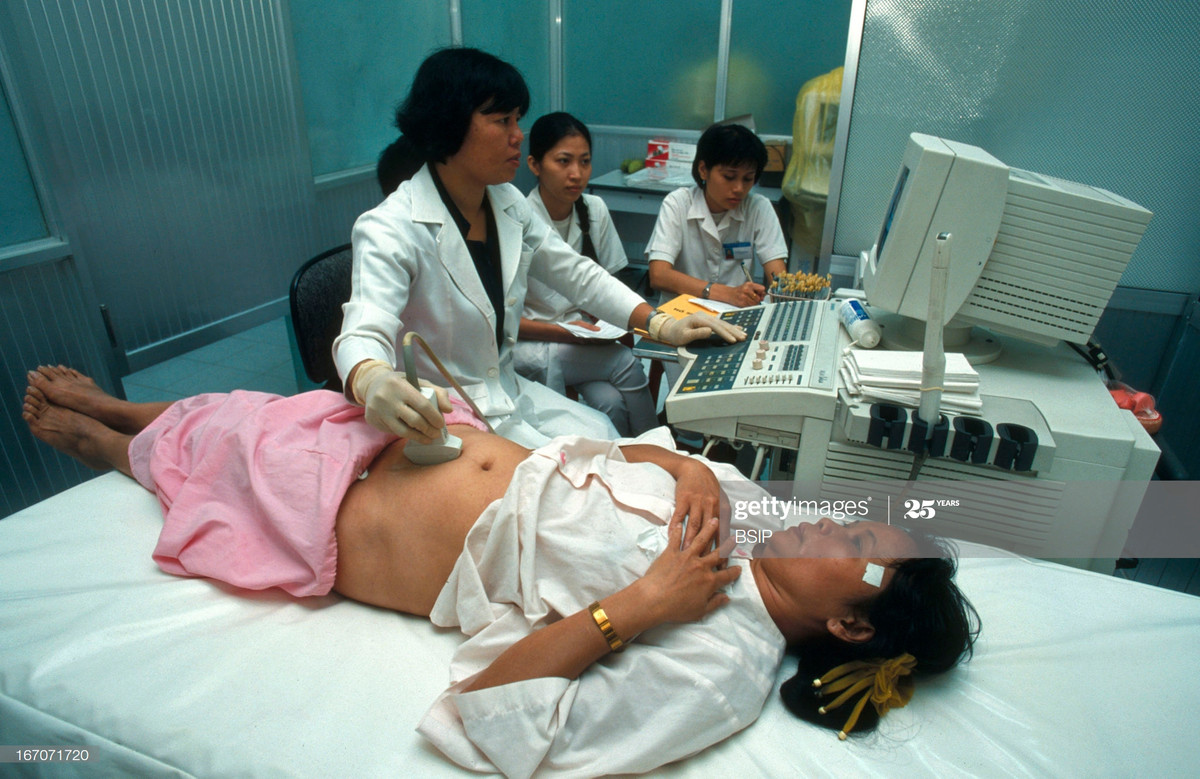 Một sản phụ được siêu âm tại Bệnh viện Từ Dũ, TP HCM, 2005.