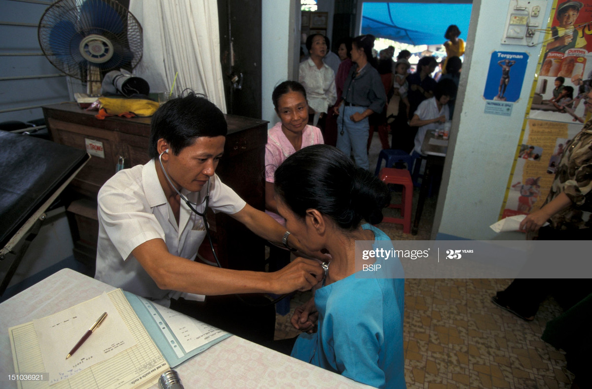 Bác sĩ tiến hành khám sức khỏe miễn phí cho người dân vùng nông thôn Việt Nam năm 2005. Khám sức khỏe miễn phí là một hoạt động được ngành y tế Việt Nam tiến hành rộng rãi ở mọi tỉnh thành. Ảnh: Getty Images.