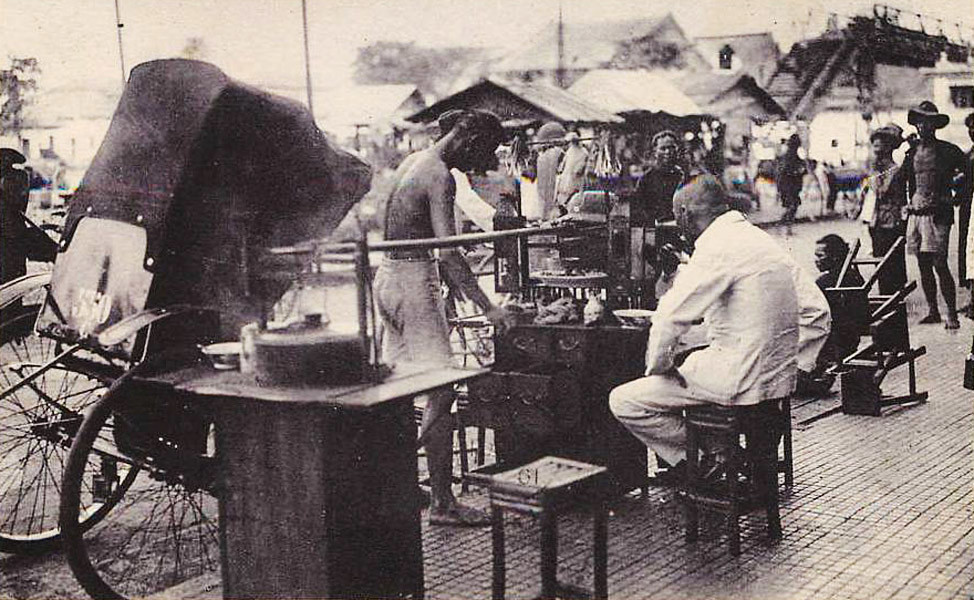 Gánh hủ tiếu của người Hoa trên đường Bình Tây, gần ngã ba Bình Tây -Lê Quang Liêm. Phía trái, bên kia đường là khu vực chợ Bình Tây đầu tiên.