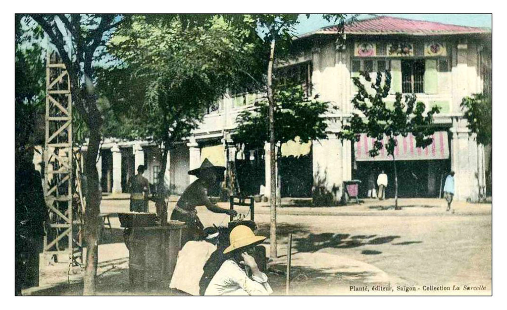 Gánh hủ tiếu ở đầu chợ Cũ, góc đường Hồ Tùng Mậu và Hàm Nghi ngày nay.