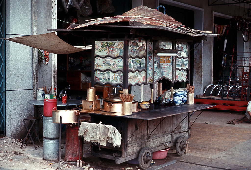 Một chiếc xe hủ tiếu ở Chợ Lớn, 1969. Ảnh: Brian Wickham.