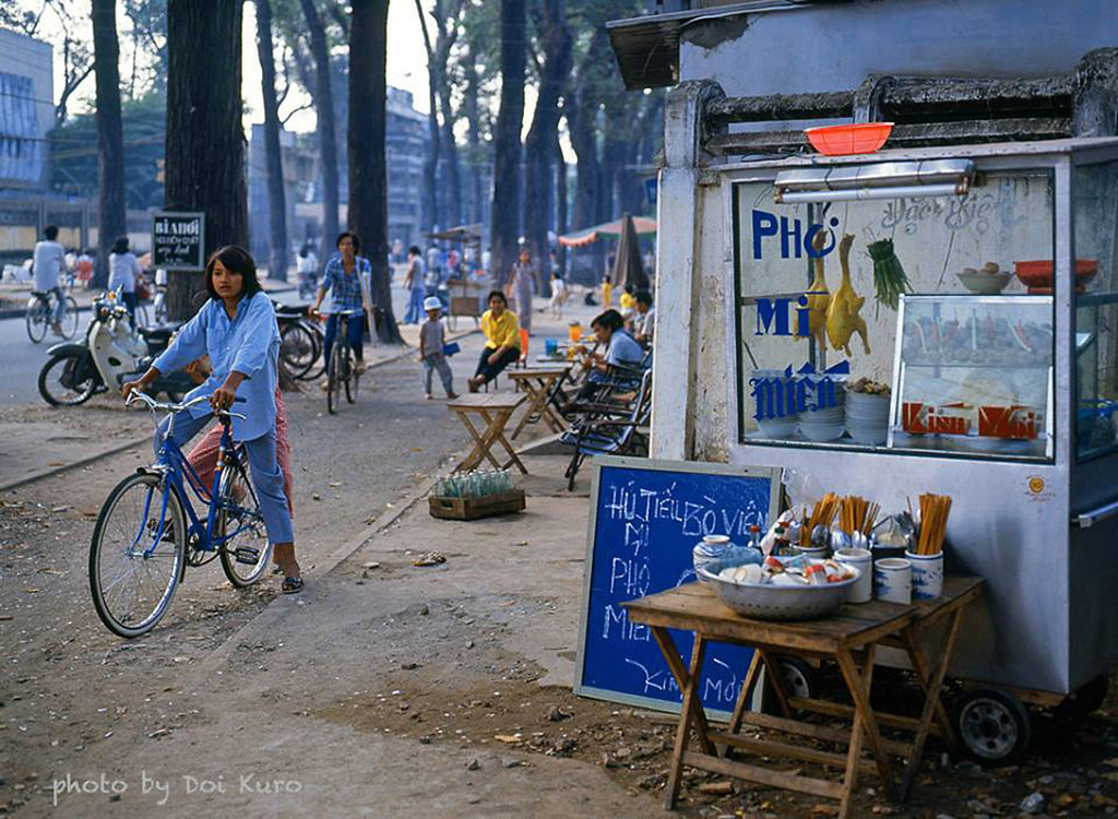 Quầy hủ tiếu - mì - phở - miến ở góc đường Pasteur - Võ Văn Tần, Sài Gòn năm 1990. Ảnh: Doi Kuro.