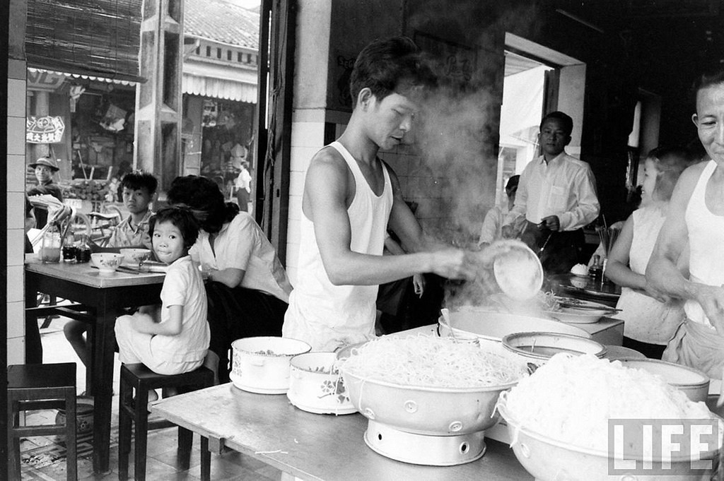 Tiệm hủ tiếu góc Nguyễn Trãi - Lương Nhữ Học, Chợ Lớn năm 1961. Ảnh: Life.