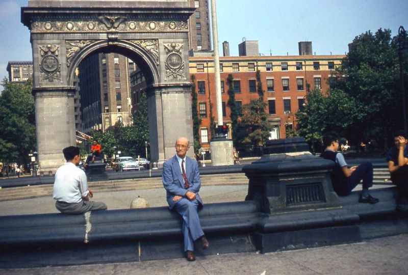 Đài phun nước ở công viên - quảng trường Washington, New York, năm 1955.