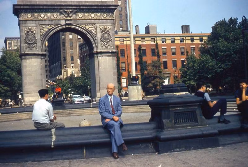 Đài phun nước ở công viên - quảng trường Washington, New York, năm 1955.