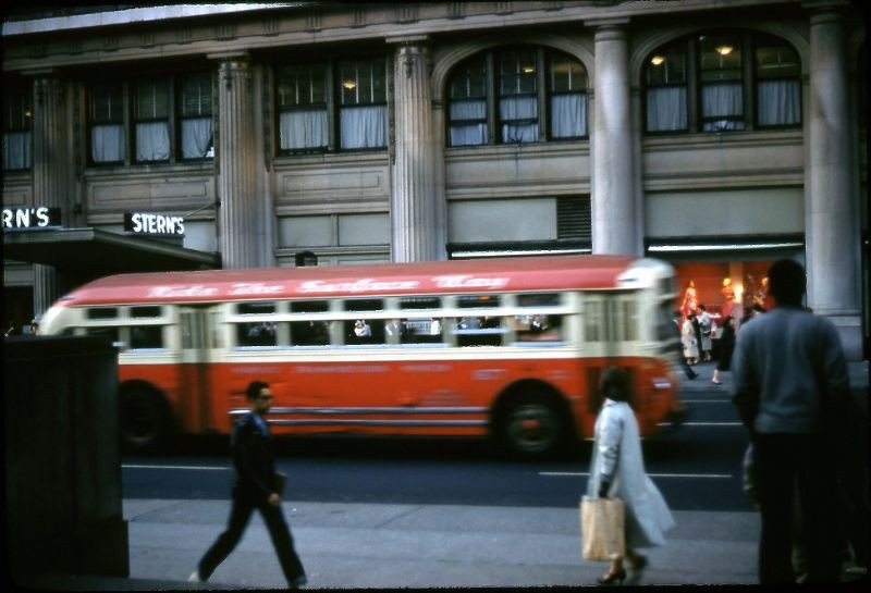 Xe buýt chạy qua cửa hàng bách hóa Stern, giao lộ của phố Số 42 và đại lộ Số 6, tháng 5/1958.