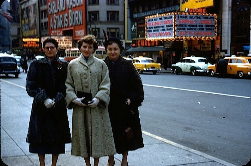 Những người phụ nữ tại quảng trường Thời đại ngày 11/12/1954.