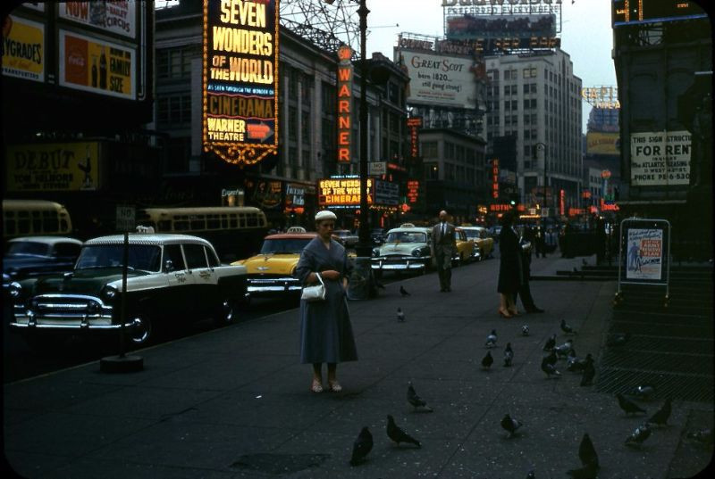 Khu vực nhà hát Warner gần quảng trường Thời Đại, thành phố New York khoảng năm 1950. Ảnh: Vintag.