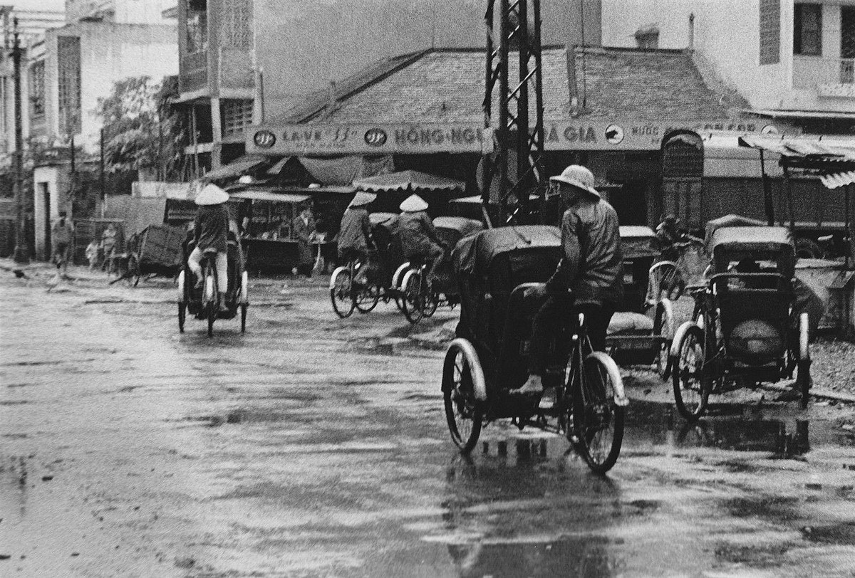 Những chiếc xích lô trong ngày mưa, 1971.