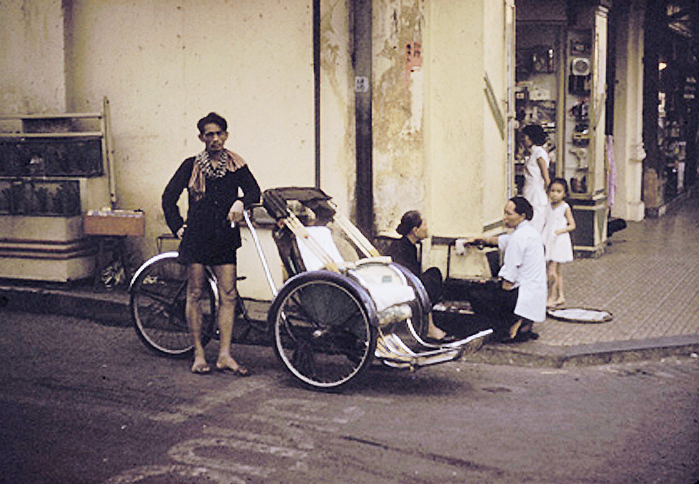 Người lái xích lô ở Chợ Lớn, 1958. Ảnh: Richard C. Harris, Jr. Collection.