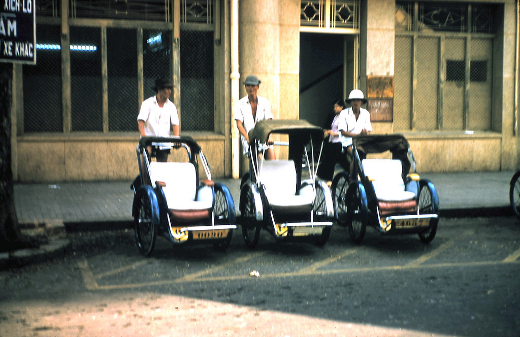 Một điểm đón xích lô trên đường Tự Do (Đồng Khởi), Sài Gòn năm 1957. Ảnh: Comcado.com.