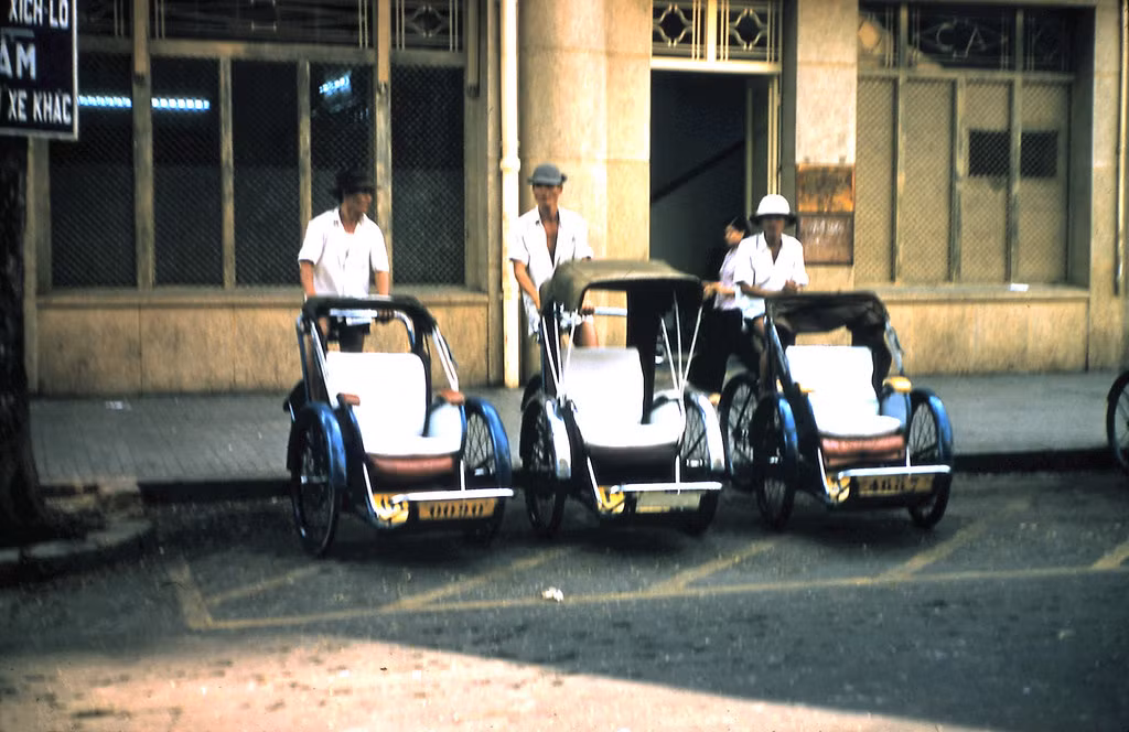 Một điểm đón xích lô trên đường Tự Do (Đồng Khởi), Sài Gòn năm 1957. Ảnh: Comcado.com.