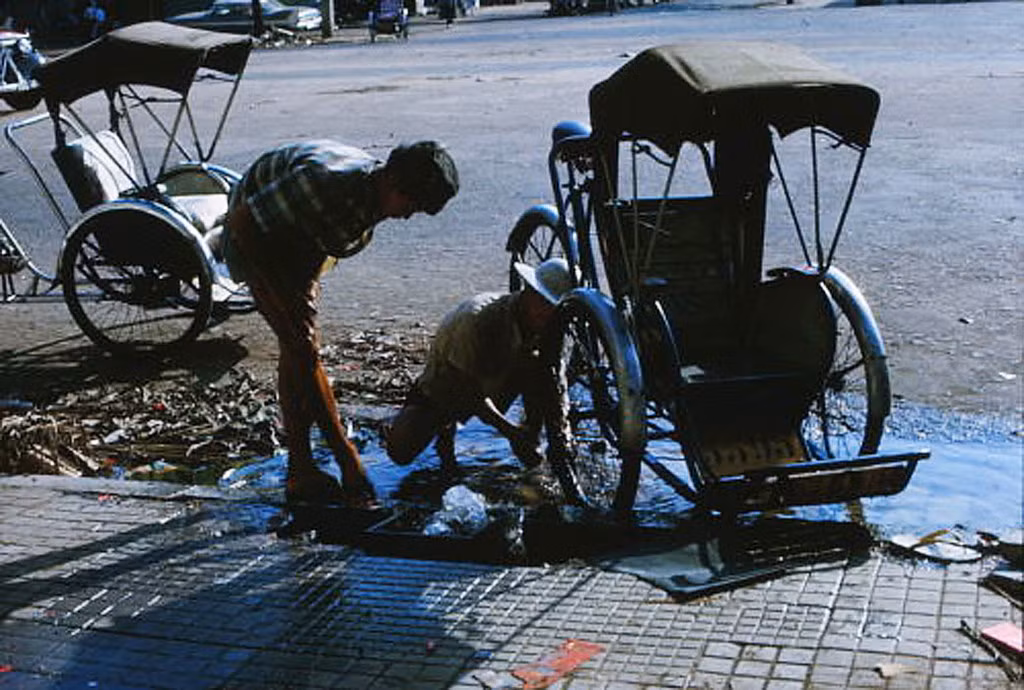 Rửa xích lô trên vỉa hè, 1966.