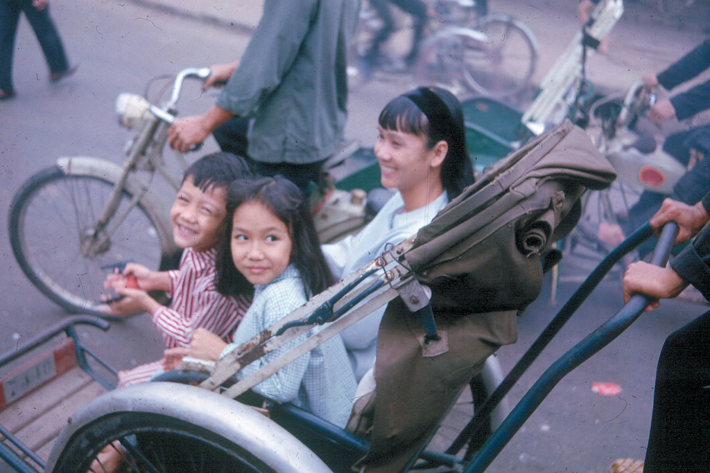 Trẻ em Sài Gòn trên xích lô, 1965. Ảnh: Doug Barchus.