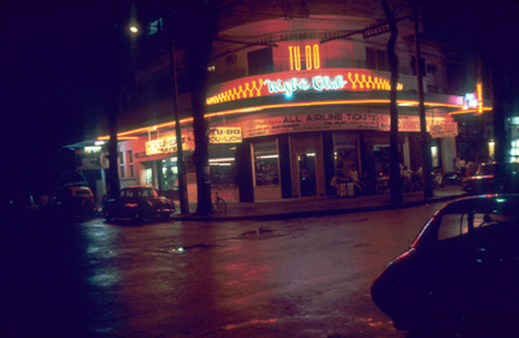 Ánh đèn neon rực rỡ ở vũ trường Tự Do vào buổi đêm. Ảnh: James A. Brosman Collection.