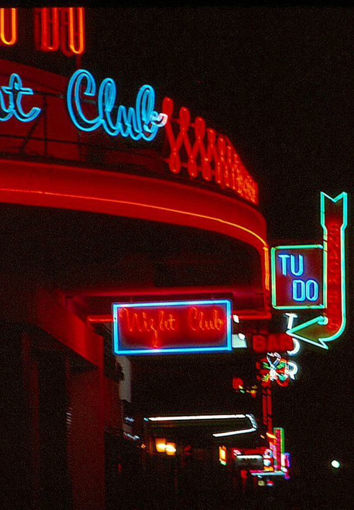 Một hình ảnh khác về ánh đèn neon ở vũ trường Tự Do.