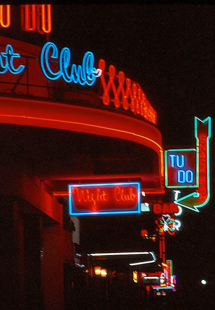 Một hình ảnh khác về ánh đèn neon ở vũ trường Tự Do.