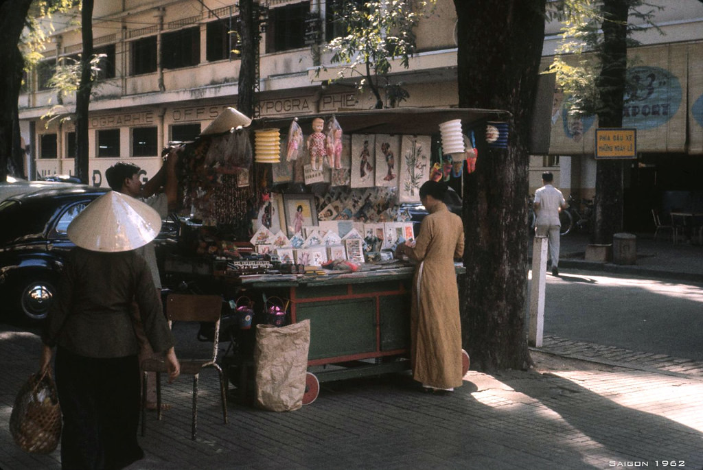 Sạp báo trên vỉa hè đường Thái Lập Thành, đối diện vũ trường Tự Do, 1962. Ảnh: Scripps Institution of Oceanography