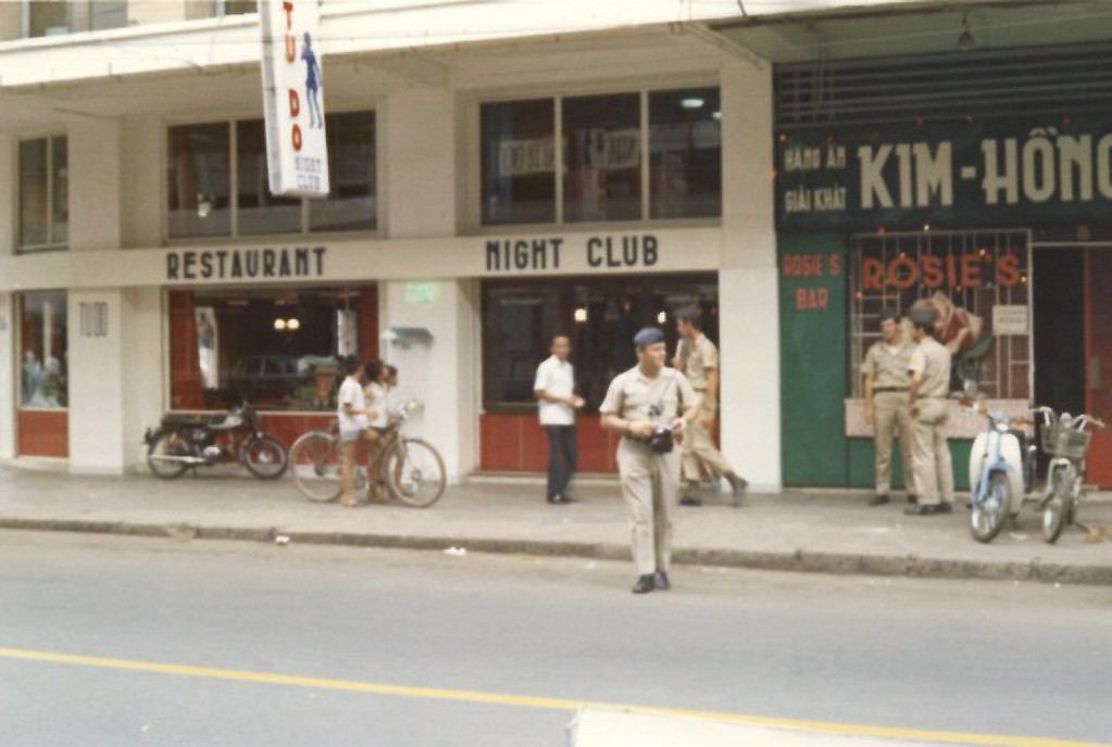 Các sĩ quan Mỹ đi lại bên ngoài vũ trường Tự Do. Ảnh: Chip Seiple Collection.