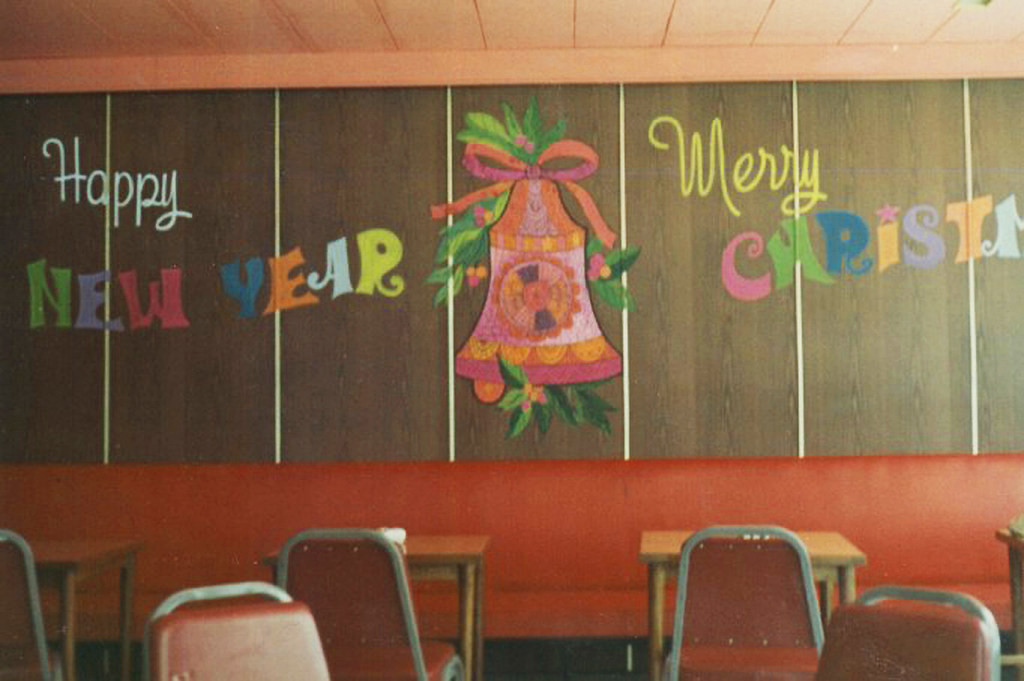 Tranh tường trang trí Giáng sinh trong vũ trường Tự Do, 1972. Ảnh: Chip Seiple Collection.