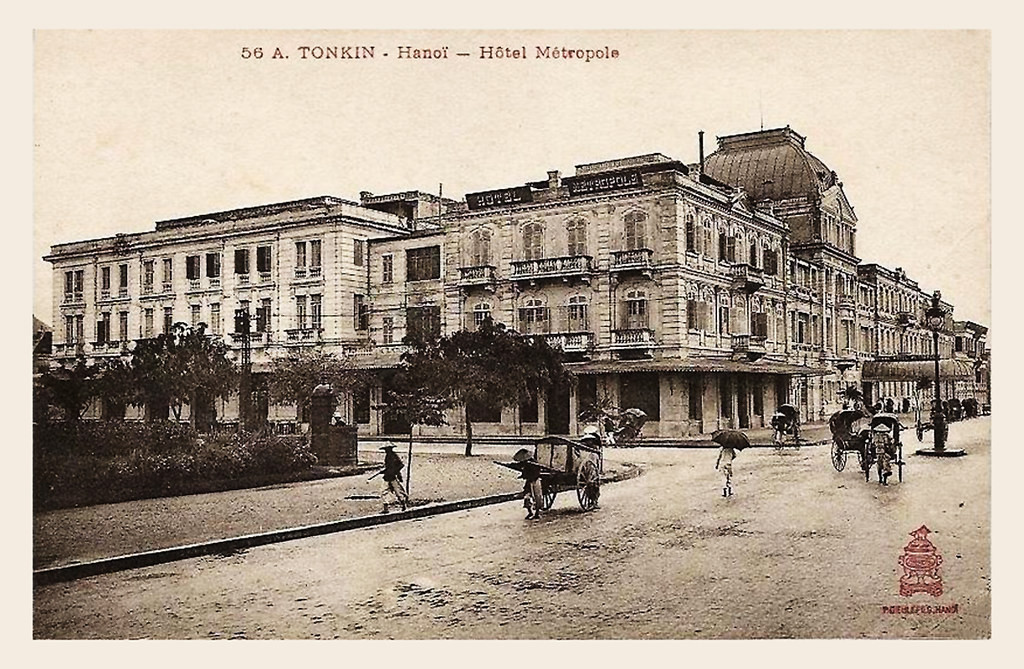 Hình ảnh khách sạn Sofitel Metropole trên một bưu thiếp thời thuộc địa. Được xây dựng năm 1901 bởi hai nhà đầu tư người Pháp, Metropole là khách sạn 5 sao đầu tiên và đồng thời là khách sạn lâu đời nhất ở Hà Nội. Vào đầu thế kỷ 20, Sofitel Metropole là khách sạn duy nhất ở Hà Nội có các dịch vụ cao cấp như phòng khiêu vũ, chiếu phim, biểu diễn nhạc Jazz…