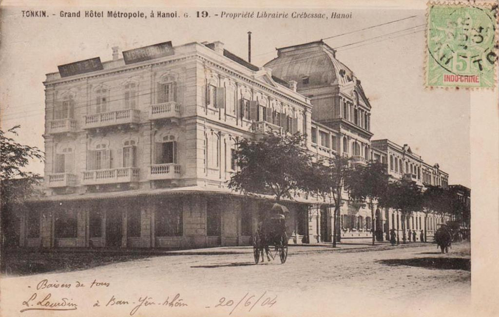 Trong thời gian diễn ra Thế chiến II, đây là một khách sạn hiếm hoi có khăn trải giường sạch sẽ và phục vụ các món đồ uống đắt tiền, như rượu Cognac pha với Soda. Vào thời chiến, do sở hữu máy phát điện chạy bằng dầu diesel, tình trạng cắt điện thường xuyên trong thành phố không làm cho khách sạn bị ảnh hưởng nhiều.